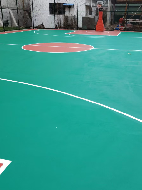 靖宇 球场长期使用易出现地面开裂
